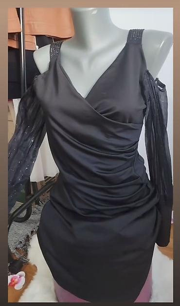 muski model: Elegantna crna mini haljina sa asimetričnim preklopom napred i — 1