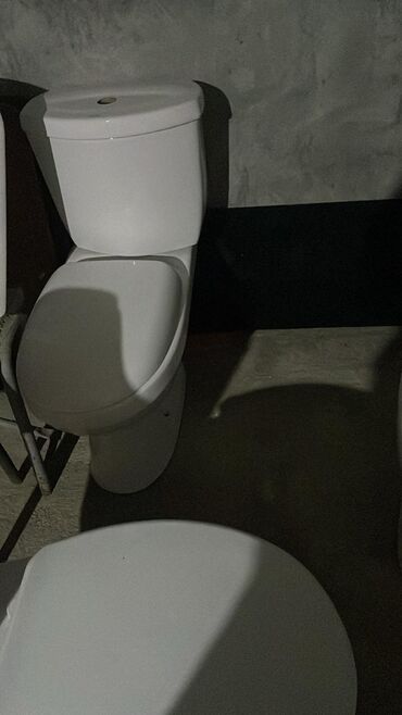 Bra, divar lampaları: Şüşə kölgəli, şirli metal əsaslı, dekorativ qızılı detallı bir divar — 16