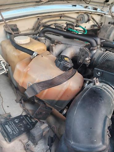 QAZ: GAZ-3110 Volga sedan - Kuzov: 4 qapılı sedan, ağ rəng - Mühərrik — 4