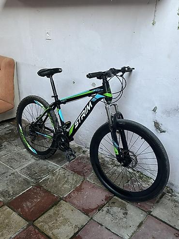 boyuk velosiped: Qara rəngli, yaşıl və mavi vurğulara malik dağ velosipedi. Velosipeddə — 5