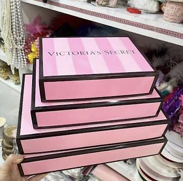 karton karobka: Victoria’s Secret hədiyyə qutuları – şıq dizaynlı, çəhrayı zolaqlı və — 1
