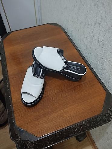 Qadın üçün açıq burunlu sandal/slayder - Rəng: ağ üst hissə, qara
