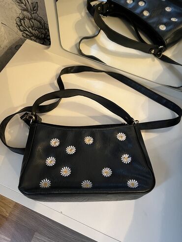 Çantalar: Çoxu yenidir digərləri də az istifadə olunub. Hər biri 5 azn. Çox — 5