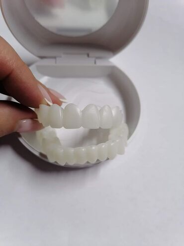 Ostalo: Snap on Smile navlake za zube 
Cena:3600din/par gornja i donja — 1