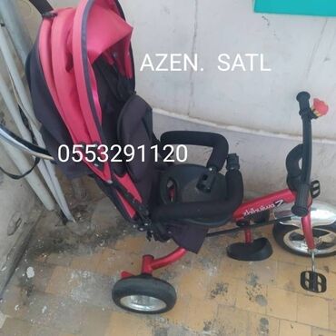 Yemək masaları, oturacaqları: Qırmızı rəngli, oturacağı qara uşaq üçtəkərli velosipedi. Üzərində