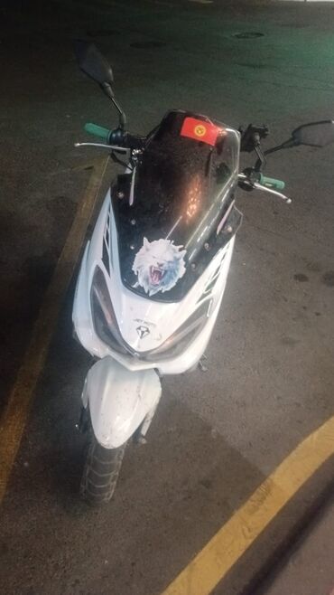 продаю скутер срочно: Скутер Jet Moto (белый) с декоративным ветровым стеклом и