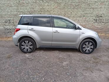 обмен на авто с доплатой: Серебристый хэтчбек Toyota Ist, компактный и экономичный автомобиль