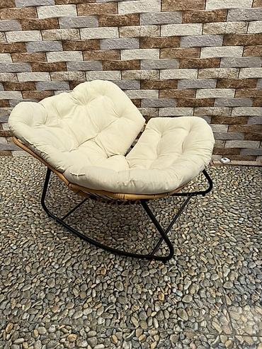 sud ceni: Rattan İkili yelləncək kreslo – yumşaq krem rəngli yastıqla, bag evi — 1