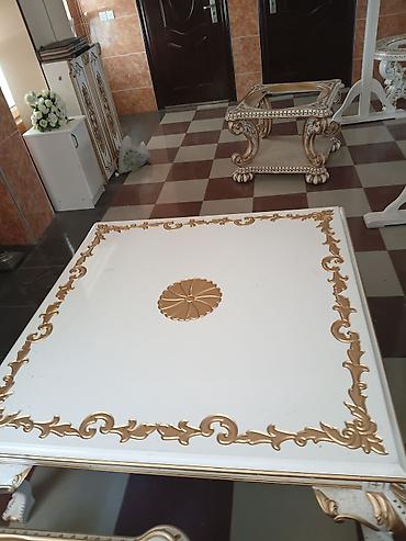 Qonaq otağı dəstləri: Klassik üslubda dəst mebel Tərkib: - Vitrin/servant: üst hissəsi — 16