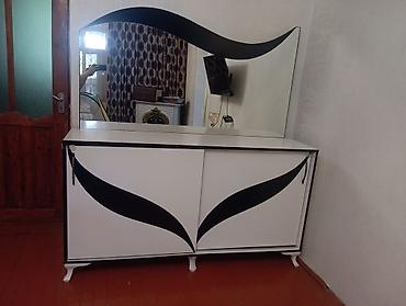 plastik komod: Ağ‑qara dizaynlı dəst: TV stendi və güzgülü komod - TV stendi: sağda — 3