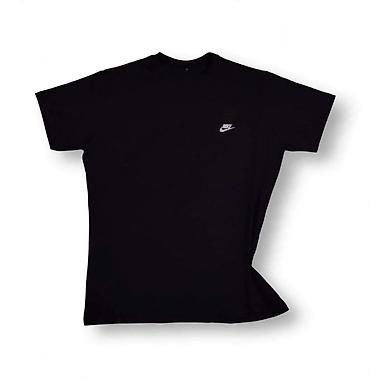 Crna muška majica kratkih rukava sa diskretnim Nike Swoosh logotipom na lalafo.rs Crna muška majica kratkih rukava sa diskretnim Nike Swoosh logotipom