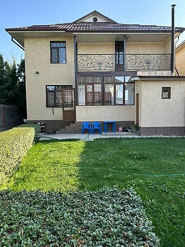 Продажа коттеджей и домов: Просторный двухэтажный дом с ухоженным зеленым участком. - — 7