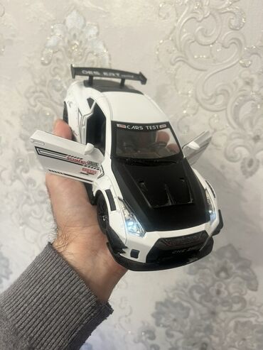 işlənmiş qaçış aparatı: Metal/kötük ərintisindən hazırlanmış sport avtomobil oyuncağı