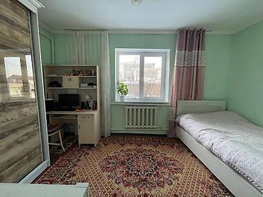 Продажа коттеджей и домов: Продается дом. Фасад здания утеплен и выполнен в ярком оттенке, что — 15