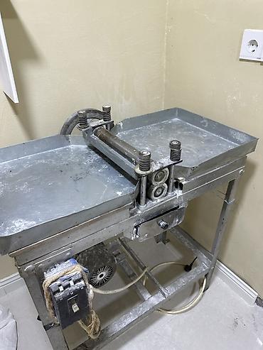 Оборудование для ресторанов, кафе: Elektriklə işləyən xəmir yayma/stansiya tipli rulonlu aparat Məhsul — 2