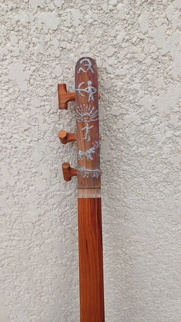 Комузы: Оруктон жасалган комуздар жана кылкыяктар сатылат, уста озу комузчу — 11