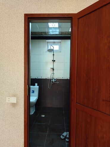 Həyət evləri və villaların satışı: Uşaq otağı və həyəti olan fərdi ev - İki mərtəbəli ağ rəngli fərdi — 24