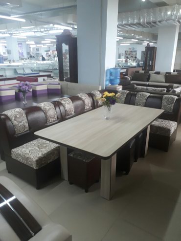 Диваны: Комплект стол и стулья Новый