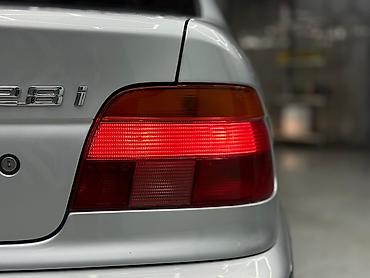 Другие детали салона: BMW — интерьер бизнес-класса с классическим оформлением и богатыми — 5