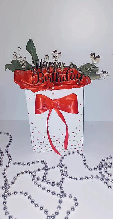 Praznična dekoracija: Dekorativna rođendanska kutija – aranžman - Poklon-kesa/kutija u — 2