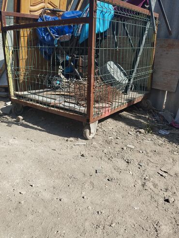 Aksesuarlar üçün vitrinlər: Dörd təkərli, metal konstruksiyalı yük daşıma arabası. Bu araba