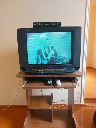 kompüter kreslo: Televizor və komputer altlığı.ayrı ayrıda satıla bilər.televiorda