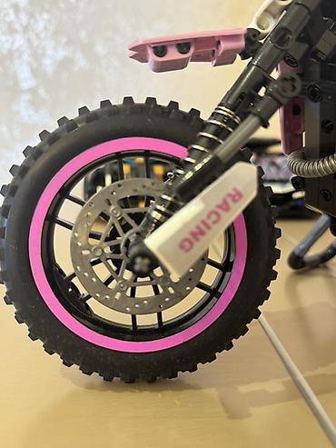İncəsənət və kolleksiyalar: Konstruksiya dəsti – texniki motosiklet modeli - Rəng: çəhrayı/qara — 4