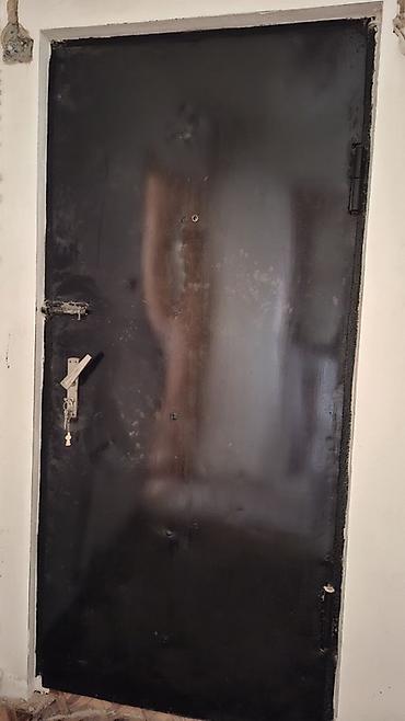 col qapısı: Metall giriş qapısı - Material: polad/metal səth, qara rəngdə boya — 2
