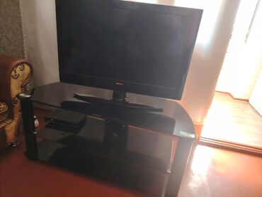 lak pol: Düz TV altlığı, Polkalı, Şüşəli