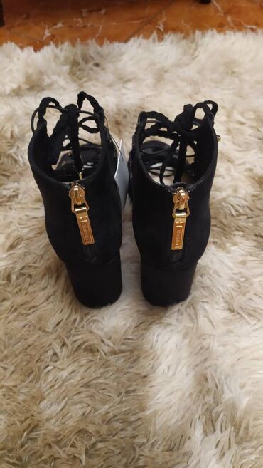 Γυναικεία είδη Υπόδησης: Παπούτσια.
Καινούργια, αφόρετα.
Πολύ άνετα, μέγεθος 38 — 5