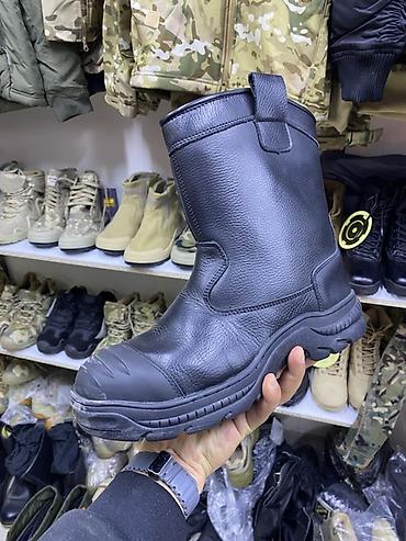 Высокие рабочие/тактические сапоги чёрного цвета. Модель выполнена в