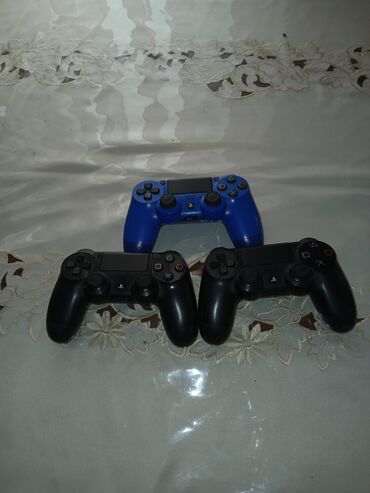 PS4 (Sony Playstation 4): PlayStation 4 Pro oyun konsolu, iki ədəd qara və bir ədəd mavi rəngdə