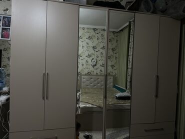 мебель для спальни комплект: Спальный гарнитур, Б/у, Двуспальная кровать, Комод, Тумба, Италия, Платная доставка, Самовывоз, цвет - Бежевый