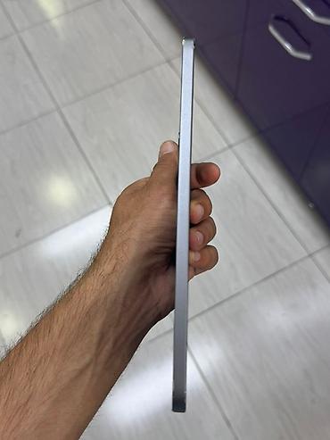 mini manqal: Bu, arxa tərəfində "iPad" yazısı və Apple loqosu olan boz rəngli — 2