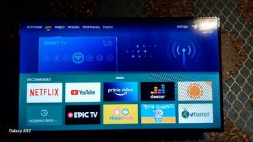 Тарелки: Düz ekranlı Smart TV. Cihazın yuxarı hissəsində "SMART TV" yazısı