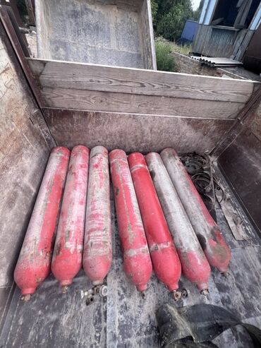 купить печь для бани бу: Набор из восьми газовых баллонов, окрашенных в красный цвет. Все