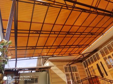 Другие строительные материалы: Металлические ворота с коваными элементами и навесом из поликарбоната — 2