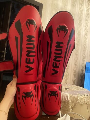 Döyüş sənətləri üçün nəzərdə tutulmuş qırmızı rəngli Venum firmasının