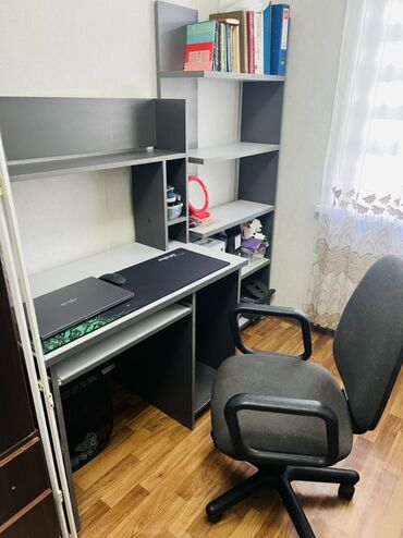 мебель письменный стол: Компьютердик үстөлү, Колдонулган, Текчелери бар