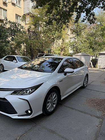 e5 olom: Toyota Corolla: 2022 г., 1.8 л, Вариатор, Гибрид, Седан — 3