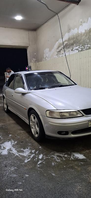 opel omega: Opel Vectra Sport sedan, gümüşü rəngdə avtomobil. Ön, arxa kamera — 2