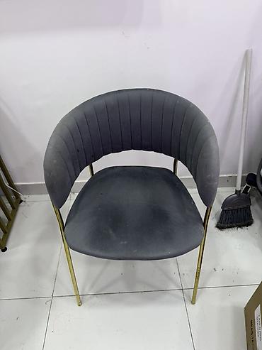 kürsü masası: Velvet kürsü – qızılı metal ayaqlı, yarımdairə arxa dayaqlı model - — 3