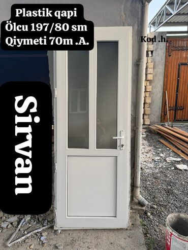 Boşqablar: Ağ rəngli plastik qapı, ölçüsü 197x80 sm. Qapının yuxarı hissəsində