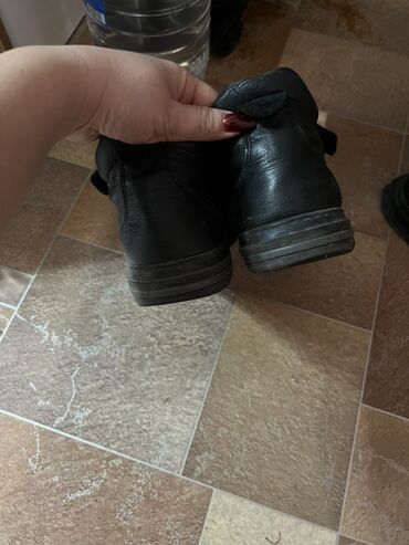 Кроссовки и спортивная обувь: Продаю обувь на мальчика, 37 размер. Все в отличном состоянии. Цена — 10