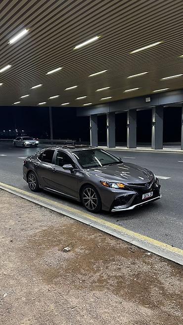 Toyota Camry: 2021 г., 2.5 л, Автомат, Гибрид, Седан