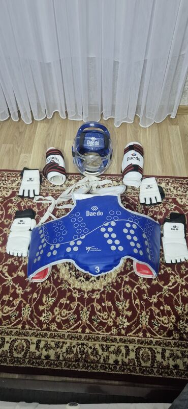 Qoruyucu aksesuarlar: Taekvondo üçün tam qoruyucu dəst – Daedo Komplektin tərkibi: - Daedo — 1