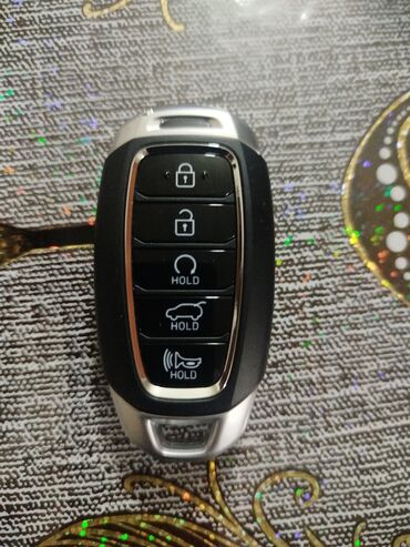 Açarlar, zamoklar, pultlar: Hyundai avtomobilinin açarı. Uzaqdan kilidləmə, kiliddən çıxarma