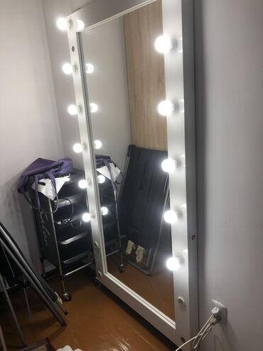 Зеркала: Продаю б/у зеркало для парикмахерской с подсветкой!!! 1,8*0,9м