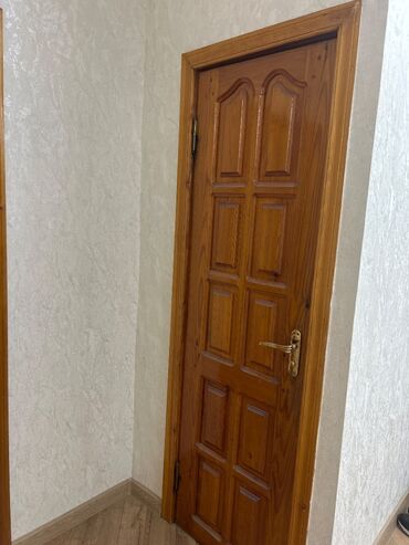 Otaq qapıları: 2 Ədəddir,Təmiz şam ağacındandır,zamok üzərində verilir