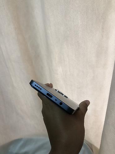nokia 1: Смартфон с плоскими гранями и матовым темно‑серым корпусом. На задней — 8